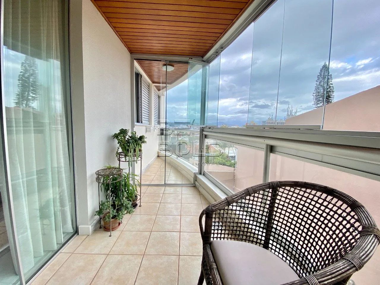 Apartamento amplo com 3 dormitórios em Coqueiros - Foto 5