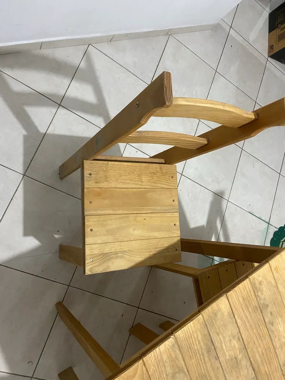 Mesa de madeira com 6 cadeiras 