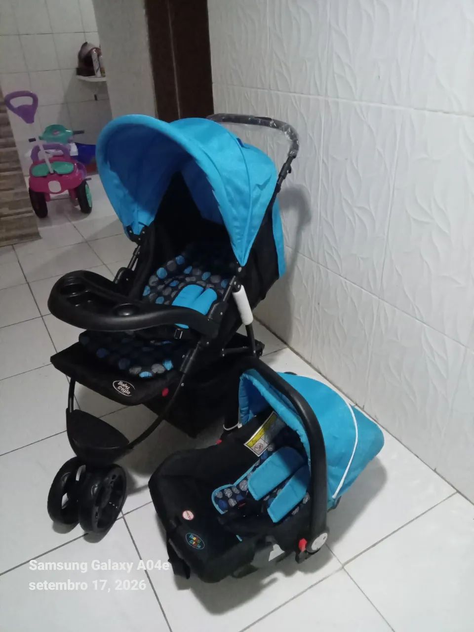 Carrinho de bebê e bebê conforto novinhos  - Foto 2