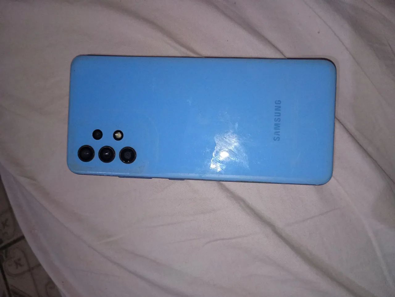 (* tela do celular está quebrada*)