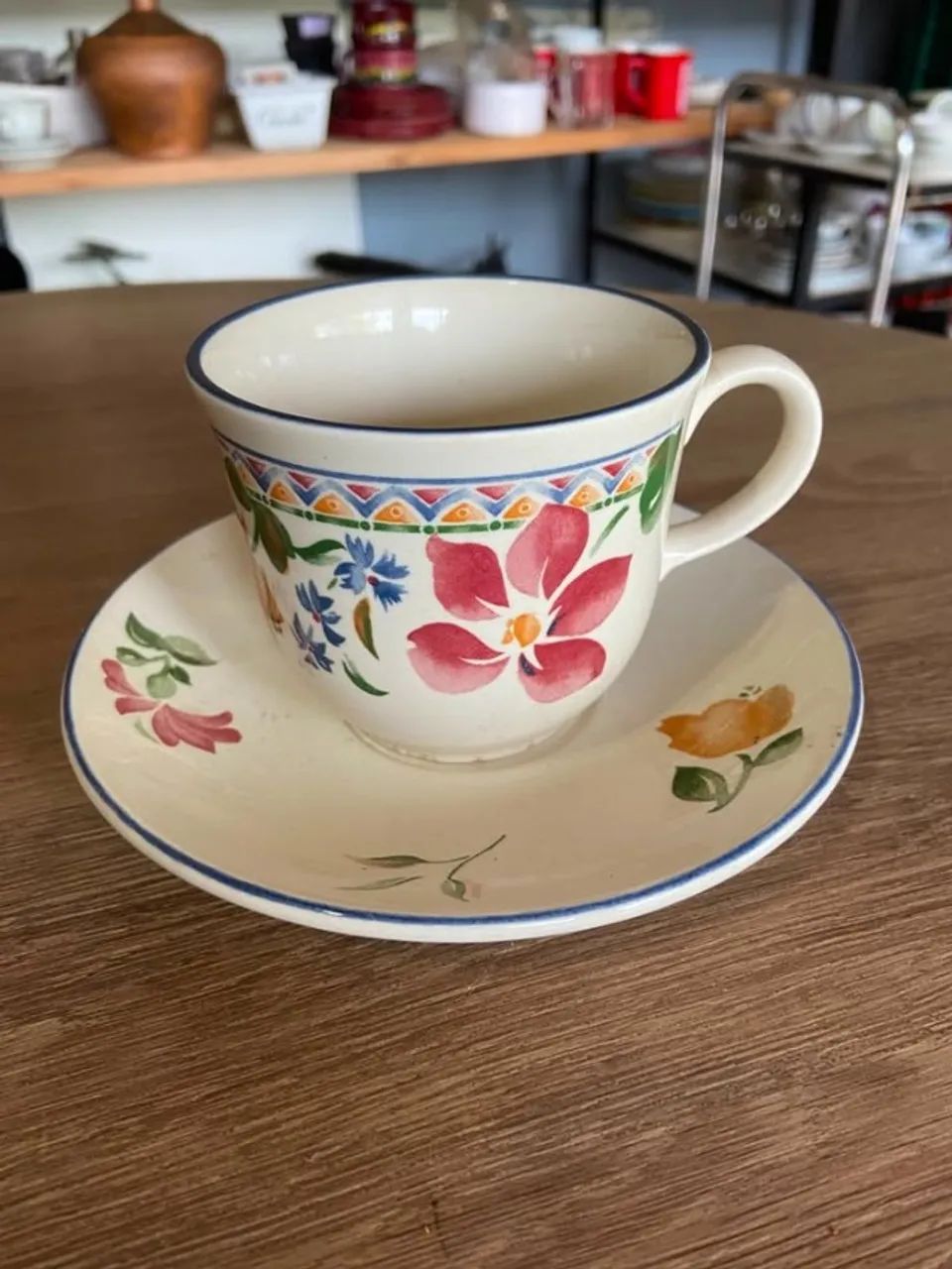 Xícara com pires Vintage com flores