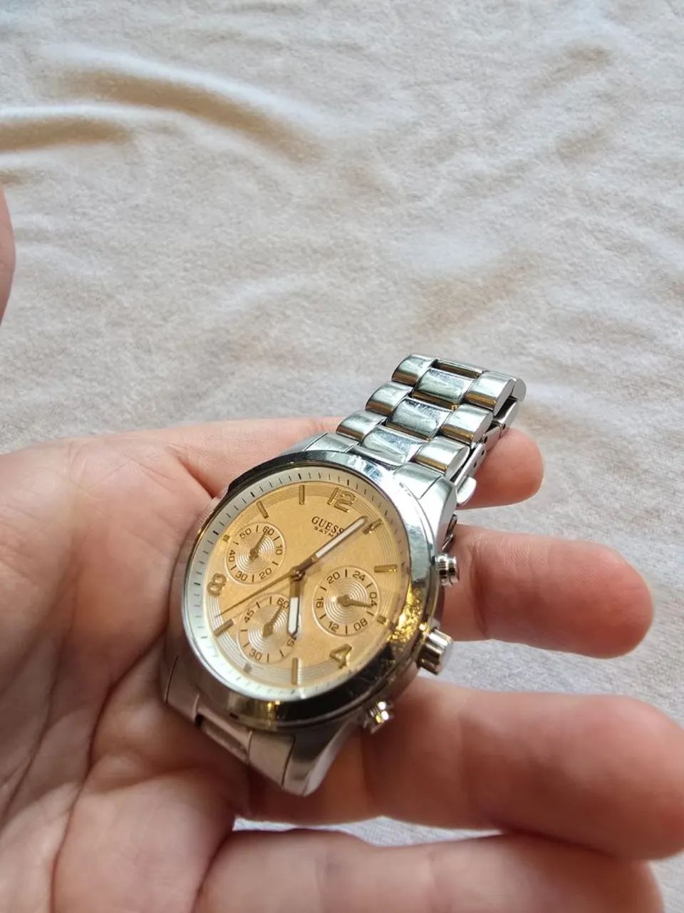 relógio de pulso feminino guess prateado analógico - Foto 2