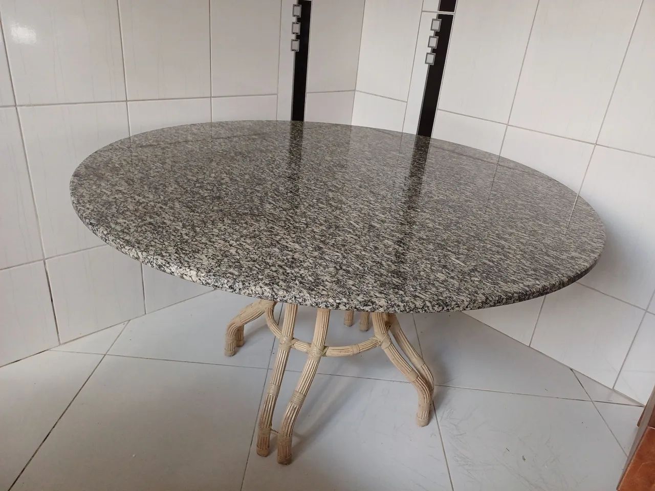 Mesa de jantar em granito 