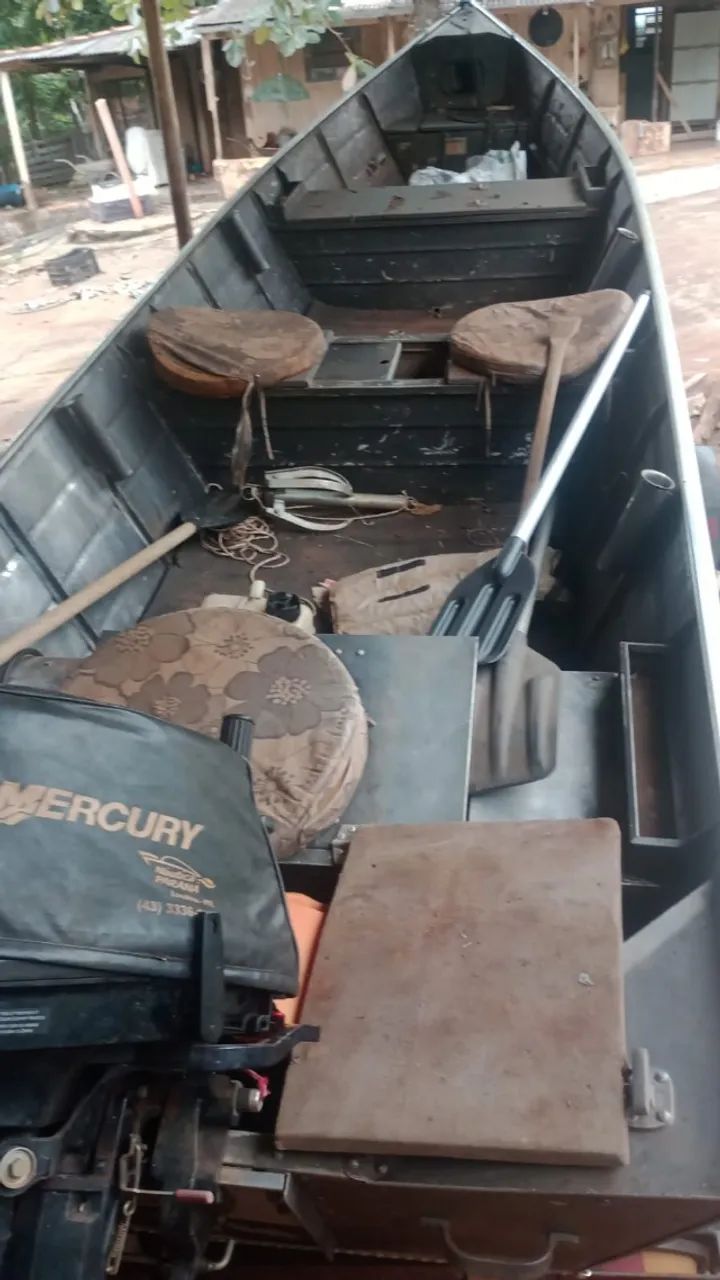 Barco 6 metros com Carreta e Motor Mercury 15hp - Foto 4