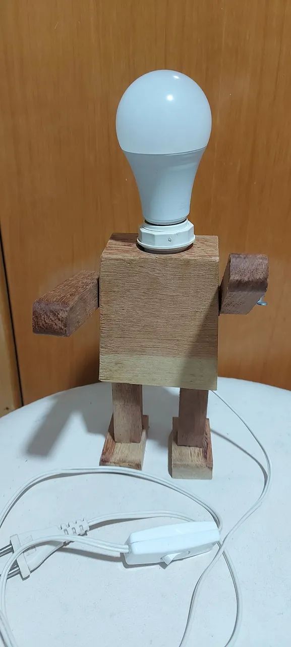 Abajur de madeira em formato de boneco 