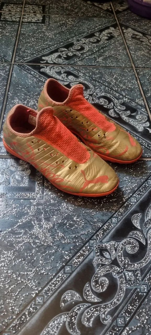 vendo chuteira da puma de society tamanho 40 esta apenas sem o cadarço - Foto 2