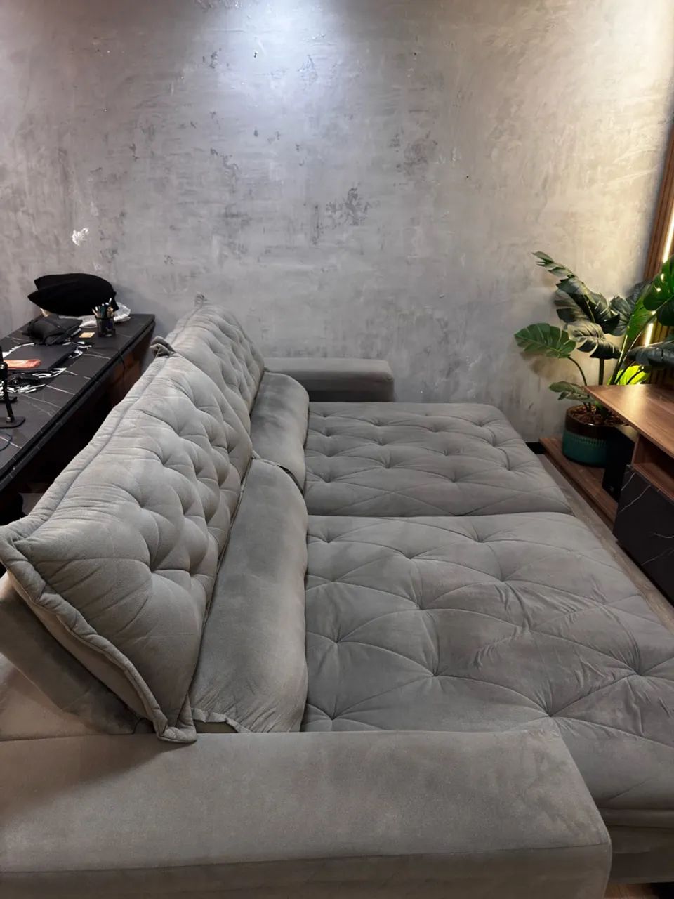 Sofá retrátil suede cinza 2,90 de comprimento  - Foto 4