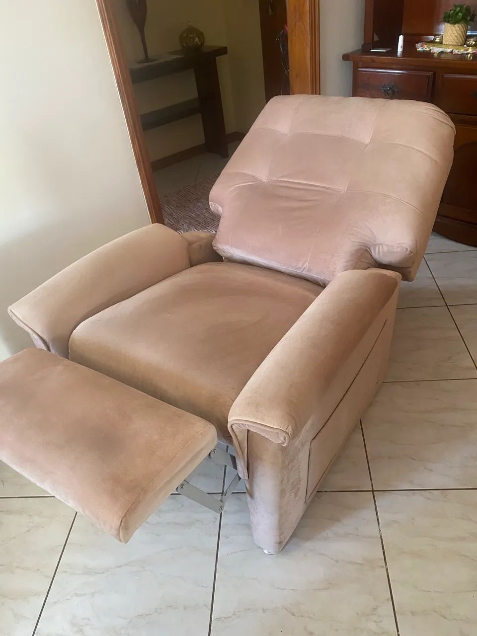 VENDO POLTRONA RETRÁTIL SUEDE ROSE ÓTIMO ESTADO  - Foto 2
