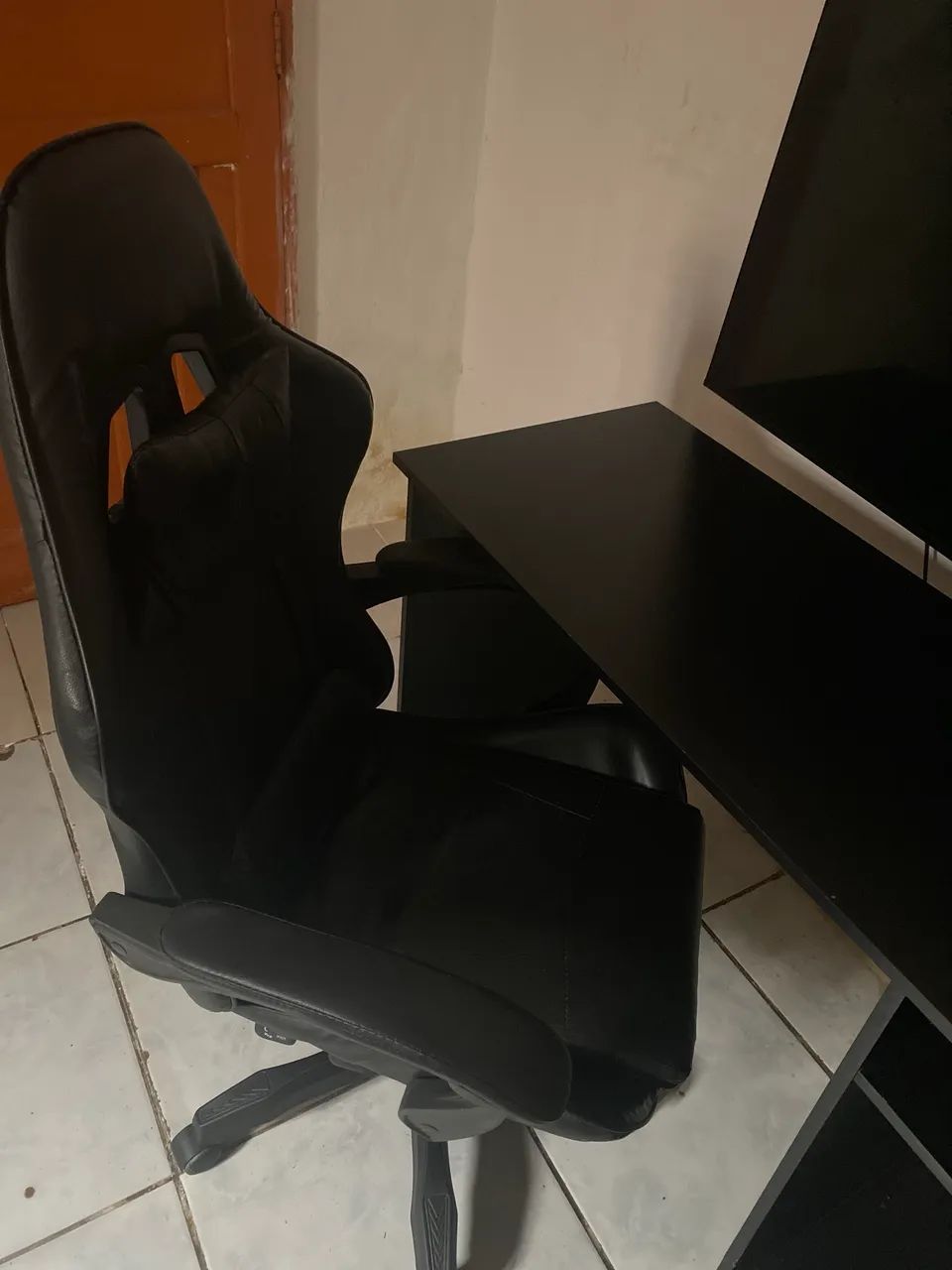 Vendo uma cadeira com mesa