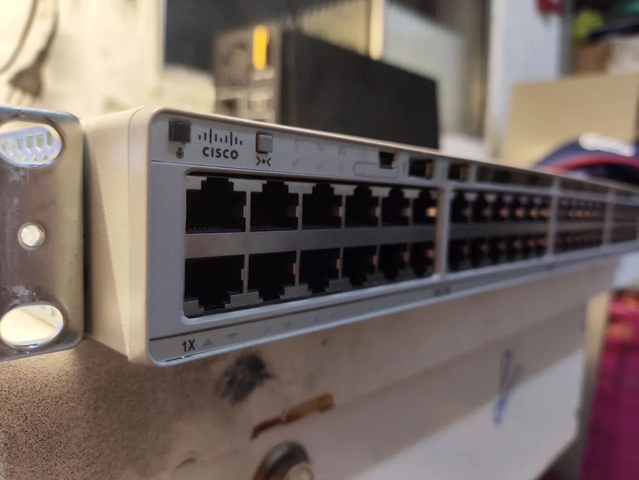 Switch Cisco catalyst 9200L 48 POE+ 4x1G - Foto 3
