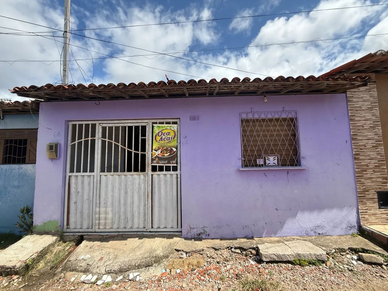 Casa Ampla com 3 Quartos e Ponto Comercial.