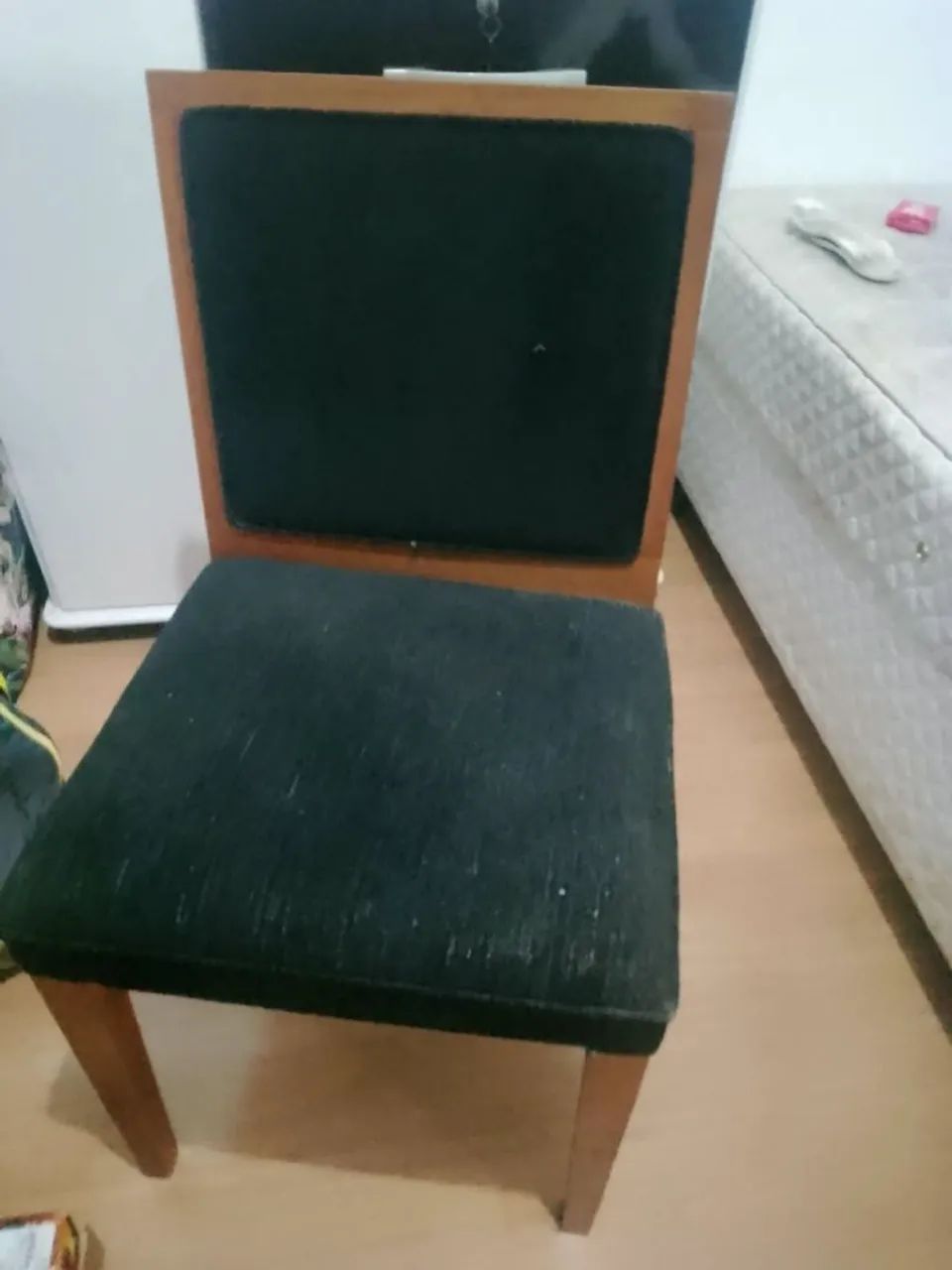 Vendo mesa com 2 cadeiras em madeira maciça em ótimo estado de conservação  - Foto 4