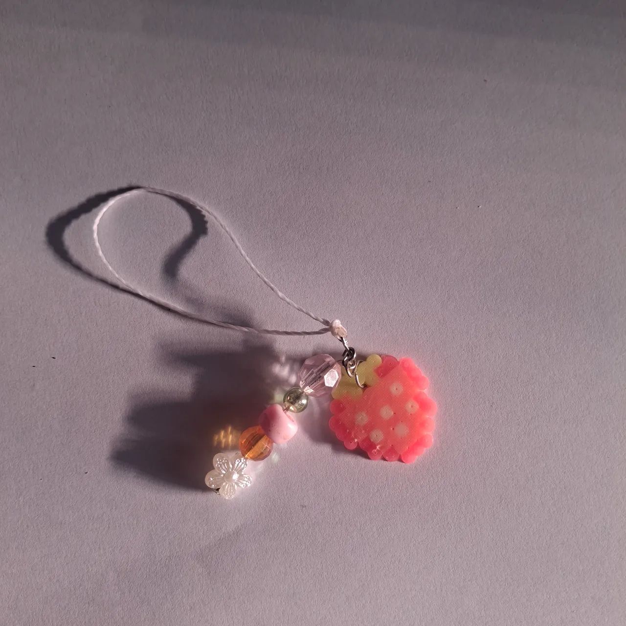 chaveiro para celular pixel art morango personalizável sob encomenda - Foto 2