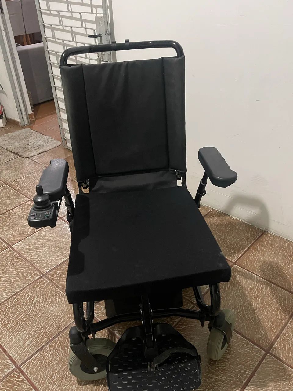 CADEIRA DE RODAS MOTORIZADA - (Parou de funcionar) - Foto 4