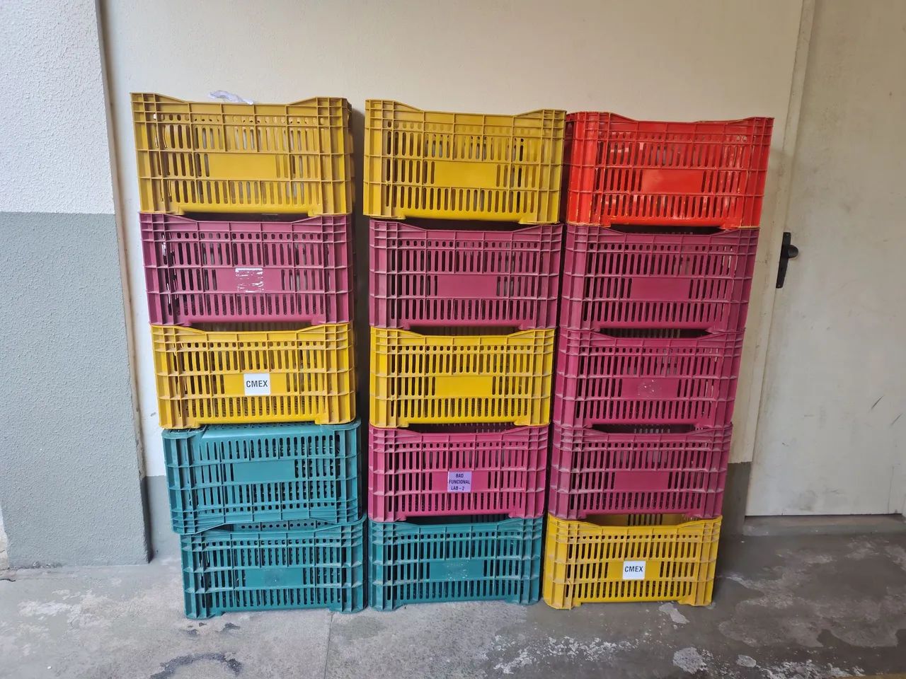 <br>15 Caixas Plásticas Vazadas Empilháveis - Lote R$ 450