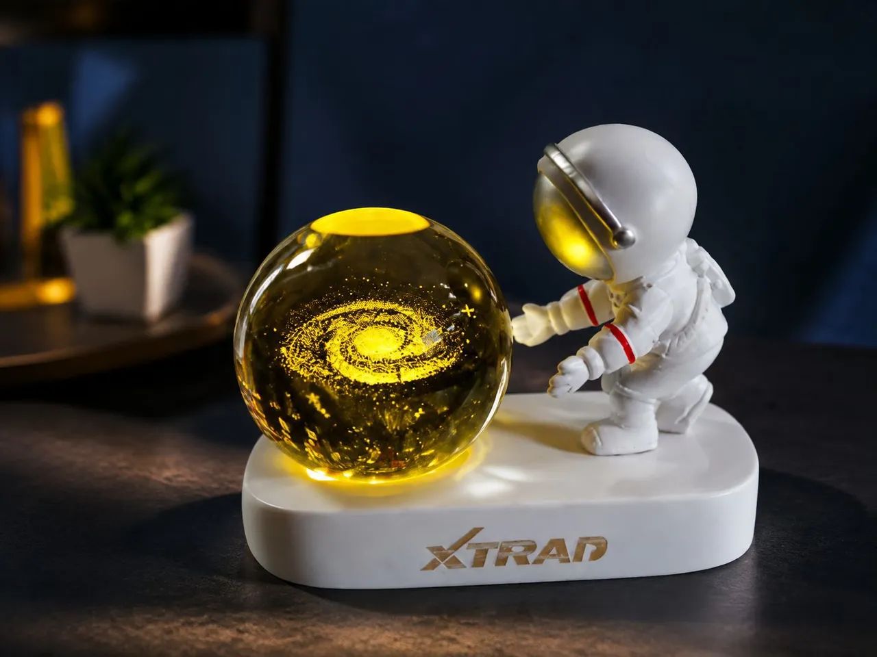 Luminária Astronauta com Globo Galáxia LED Xtrad