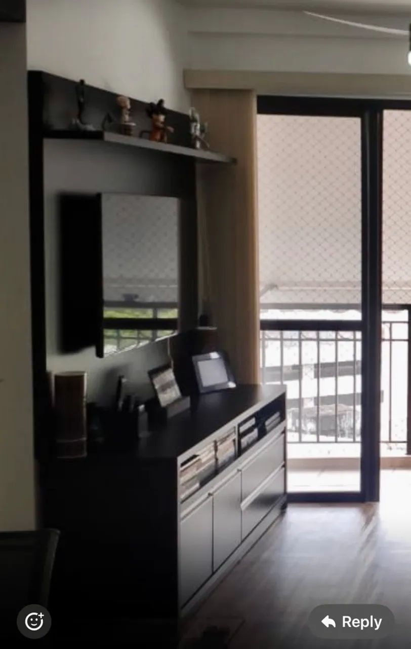 Rack preto com painel e prateleira