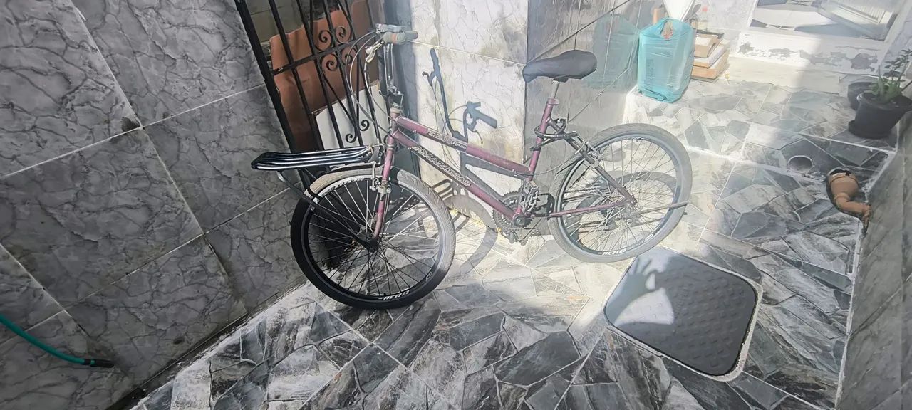 Vende- se 2 excelentes bicicletas com capacetes M e G