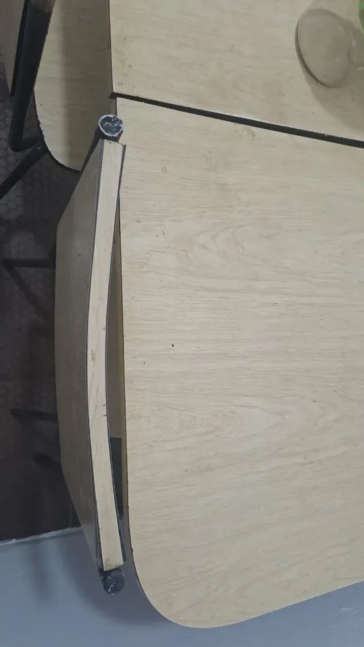 Mesa quadrada com estrutura de ferro 