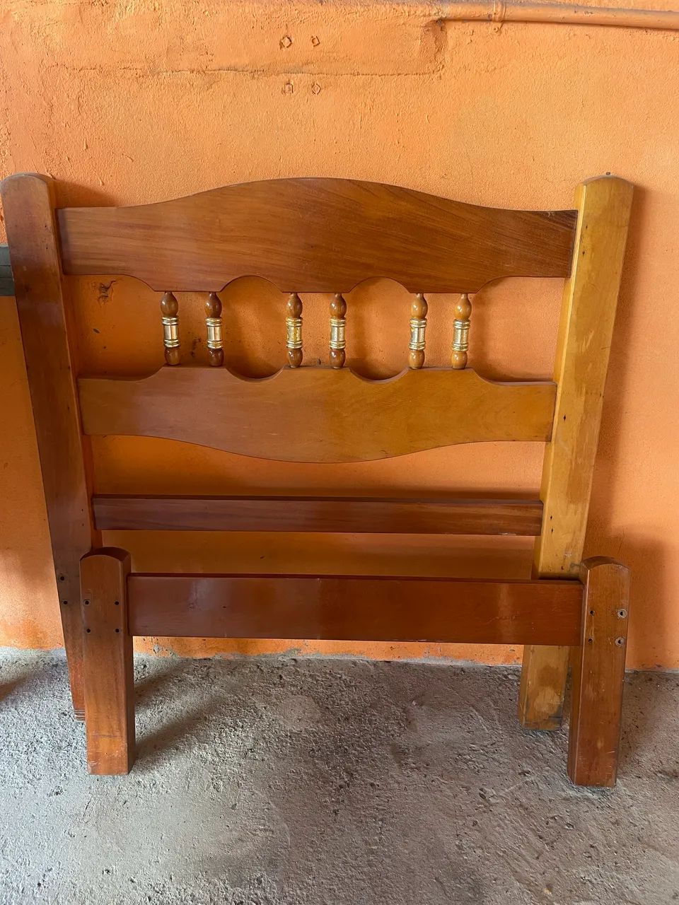 Vendo cama de madeira de solteiro  - Foto 2