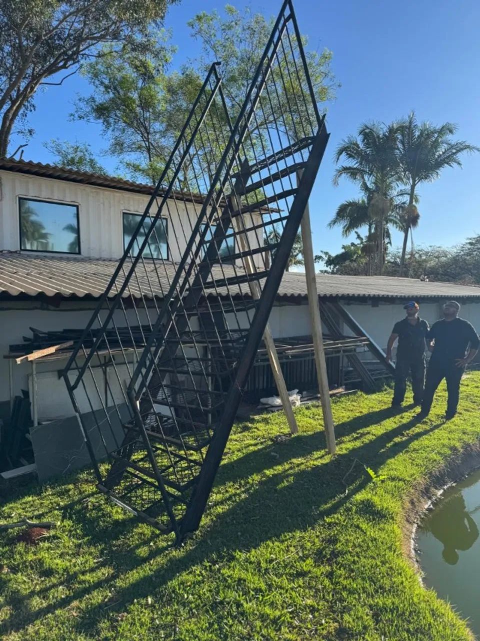 ESCADA DE FERRO COM 12 DEGRAUS E PROTEÇÃO  - Foto 2