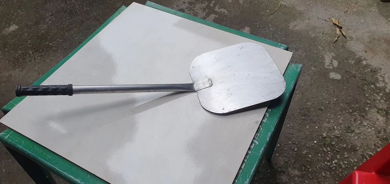 Vendo p á para pizzas 70 cm de comprimento e  24×25 base - Foto 2