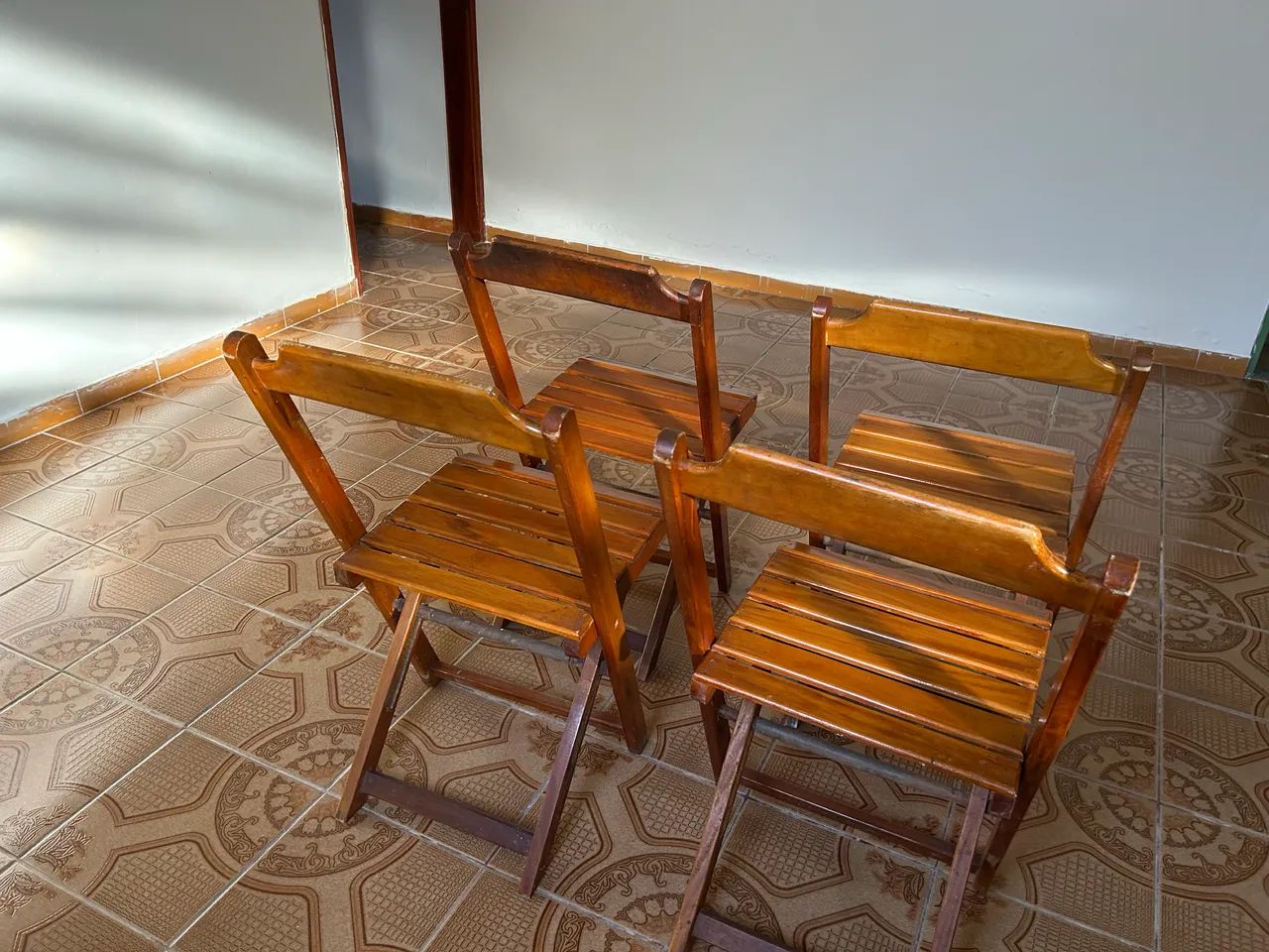 4 cadeiras dobráveis de madeira resistente - Foto 3