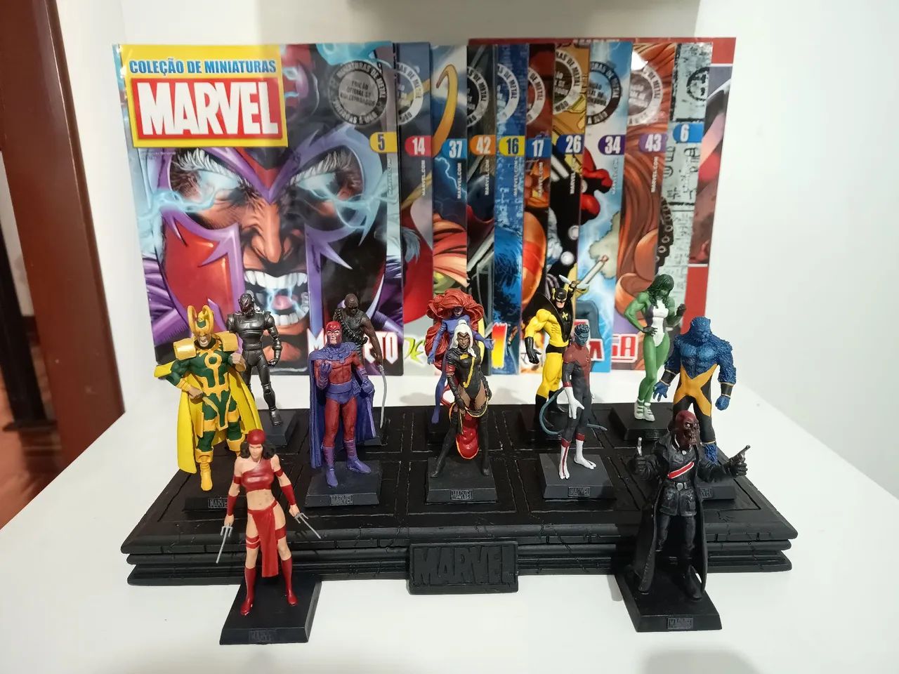 Miniaturas Marvel + Base de Exposição - Hobbies e coleções