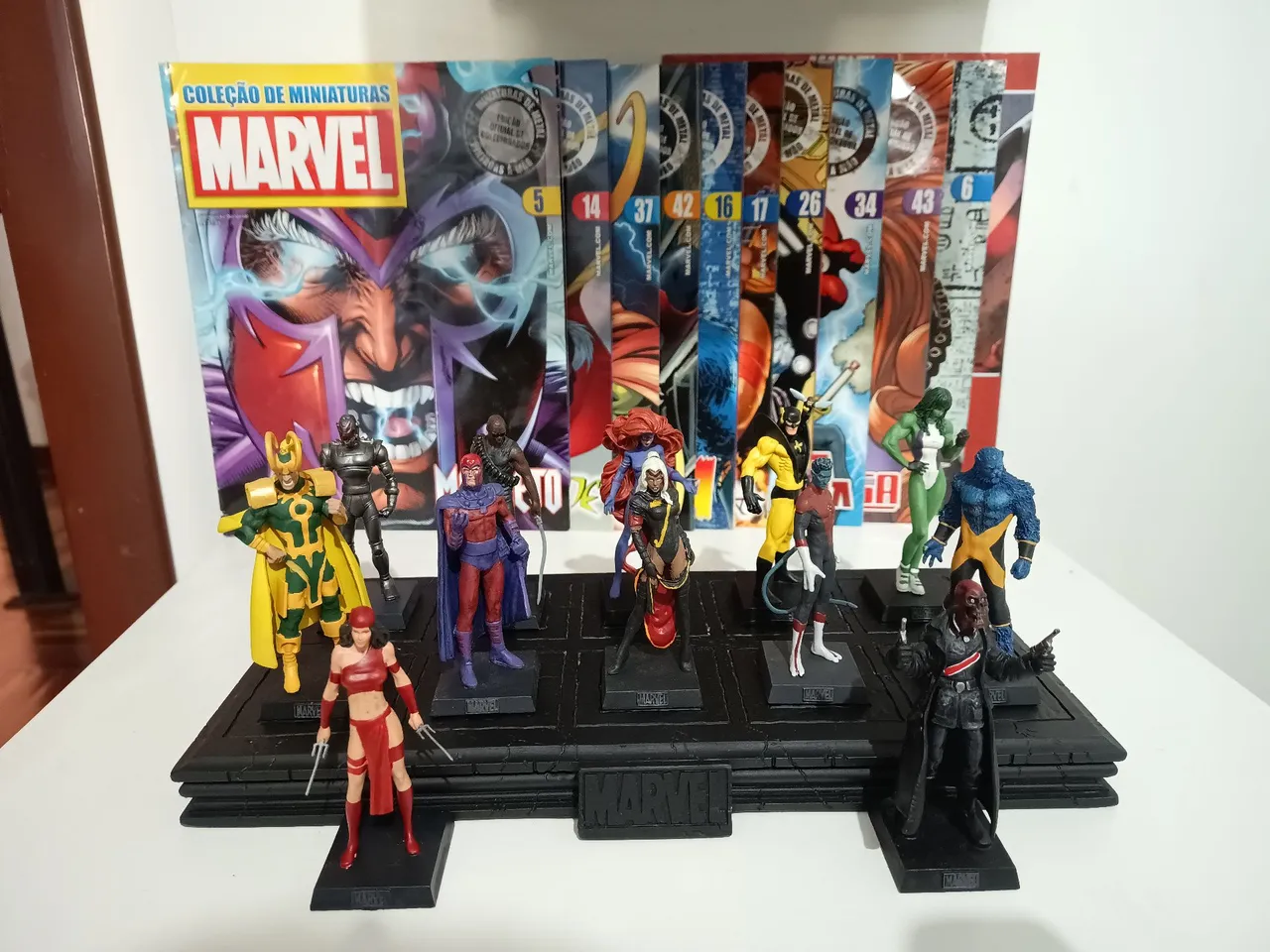 Miniaturas Marvel + Base de Exposição