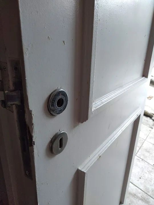 Folha de porta madeira maciça lado direito 2.00  x 0,72 com  fechadura sem chave. - Foto 4