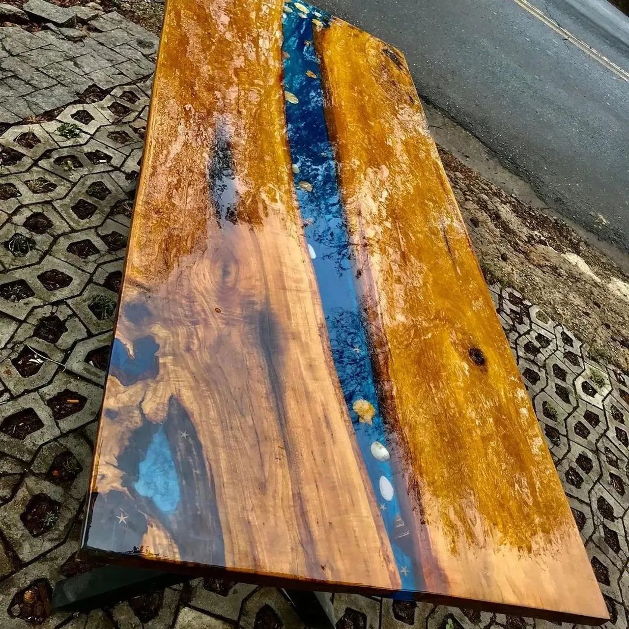 Mesa Rústica em madeira e resina epoxi