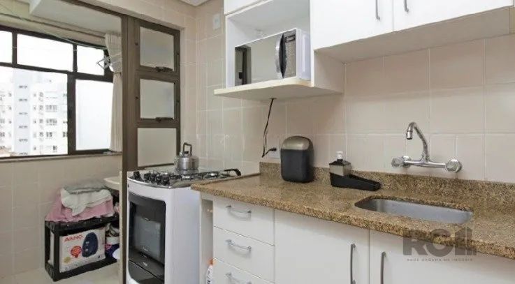 Ótimo apartamento 2 dormitórios, cozinha, área de serviço, living com sacada, banheiro soc - Foto 3