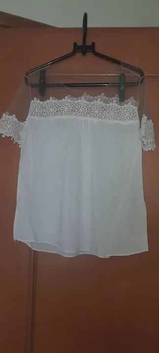 Blusa branca de renda, marca MOB