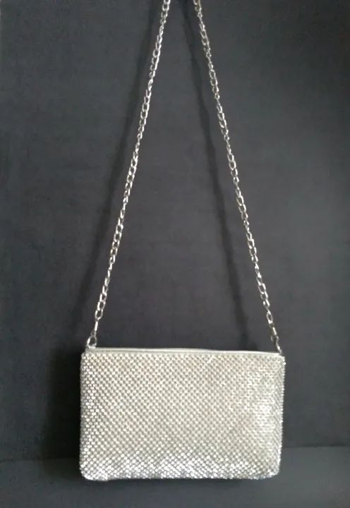 Bolsa carteira feminina de mão e ombro em prata com strass alça corrente 