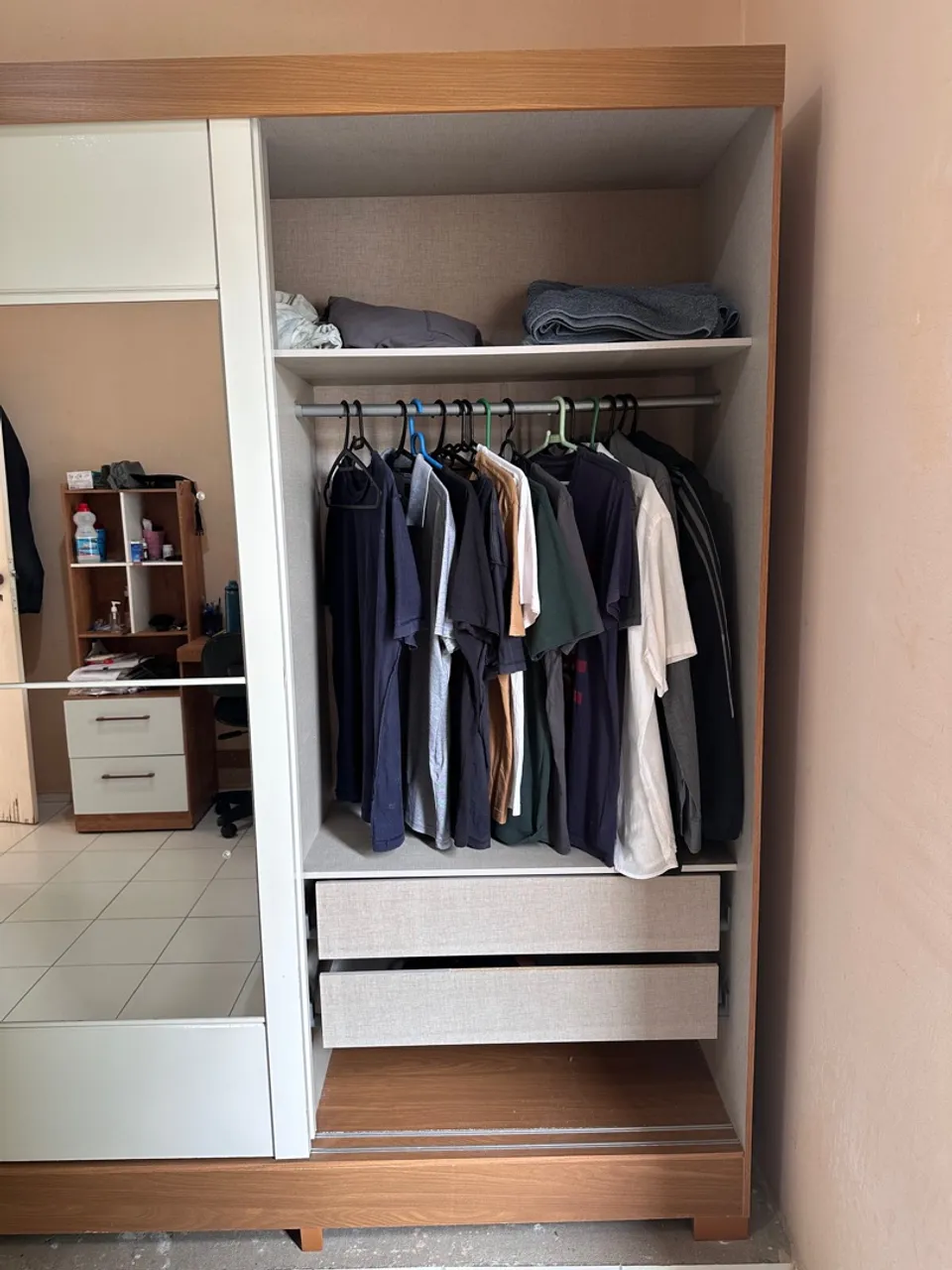 Guarda-Roupa Moderno com Espelho e Gavetas
