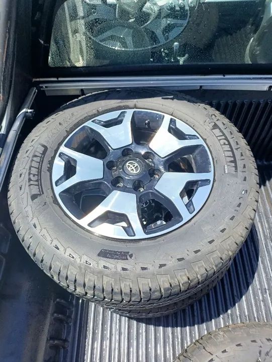 JOGO DE RODAS ARO 18 HILLUX SRX 2021 + PNEUS MICHELIN LTZ FORCE 265/60 R18. - Foto 5