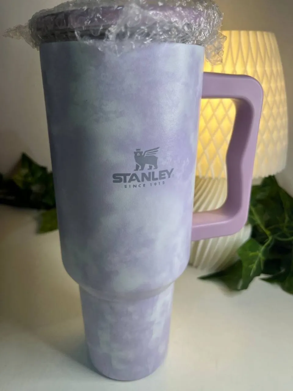 Copo STANLEY lilás e branco?