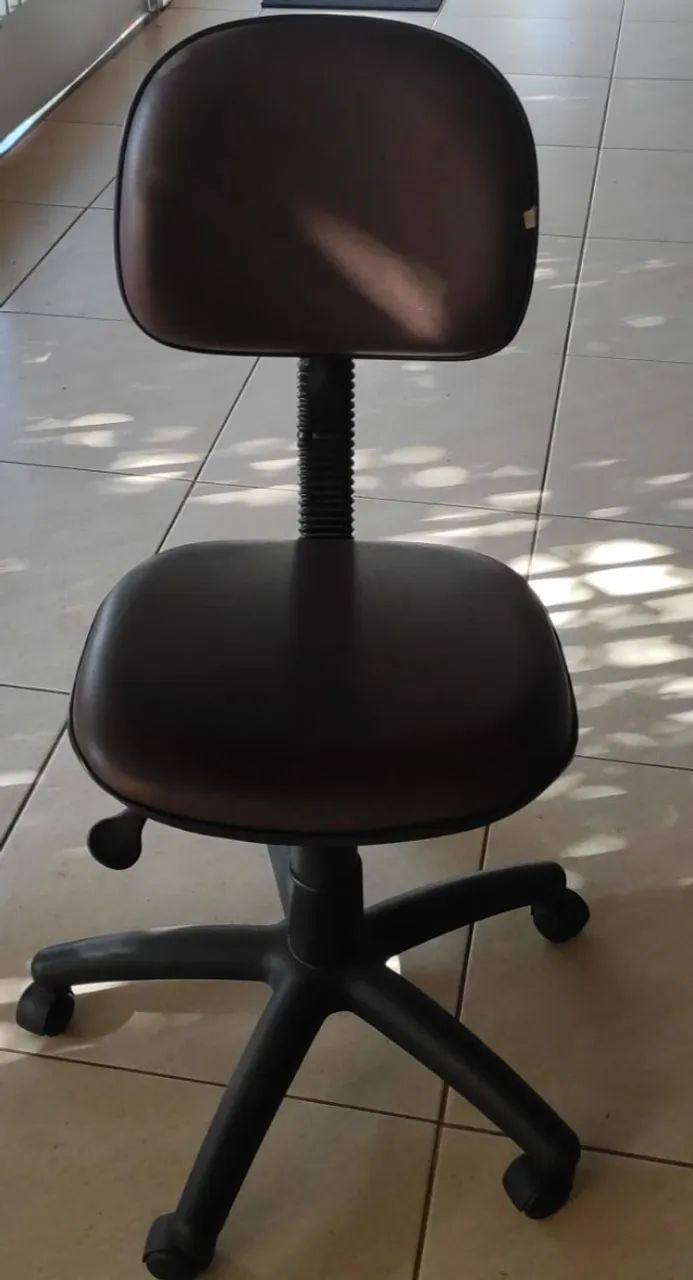 CADEIRA GIRATORIA P ESCRITORIO USADA COR MARRON