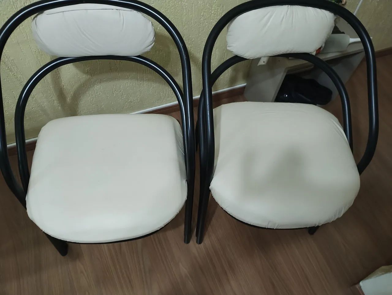 Vendo duas ótimas cadeiras estofadas, estrutura de ferro preto! - Foto 3