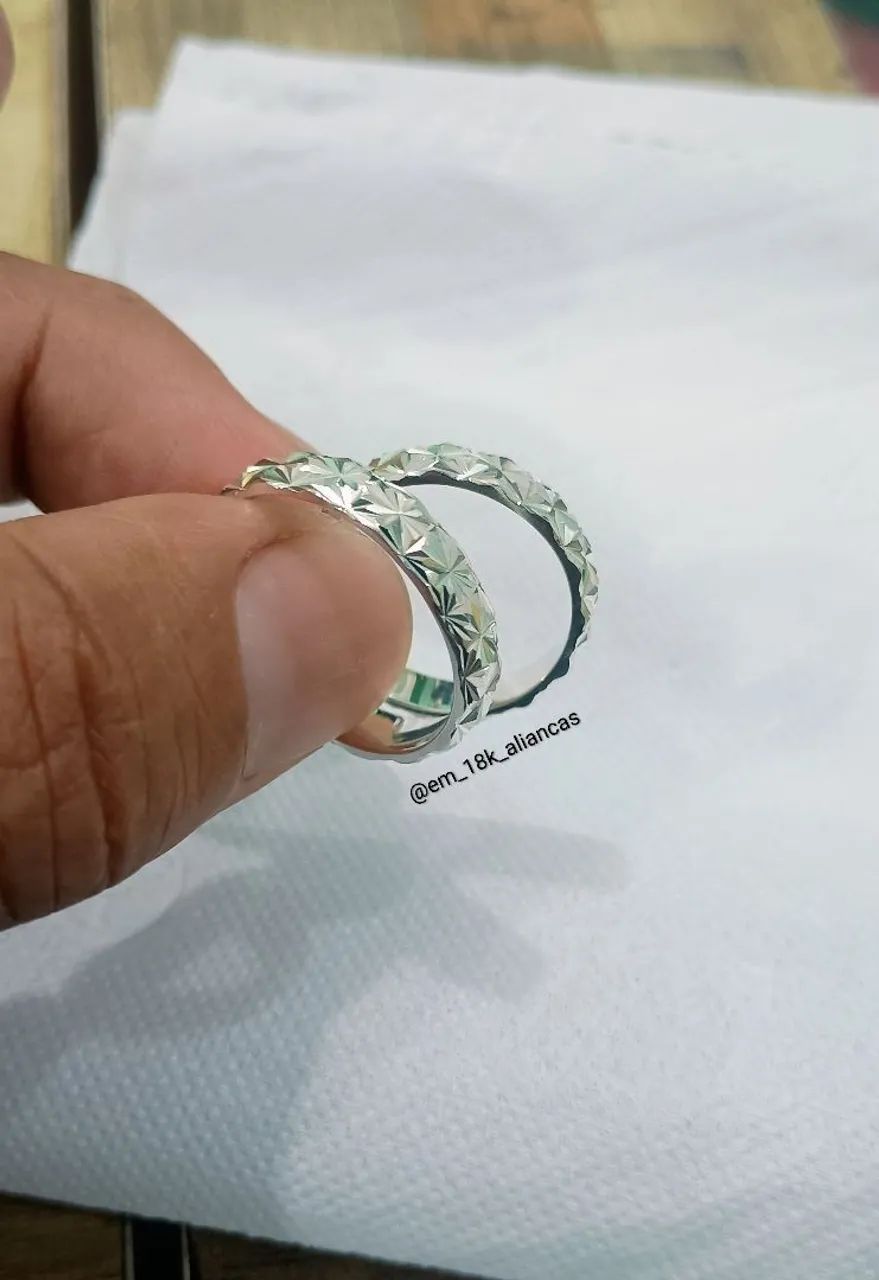 Par de Alianças Prata estrelada lapidação diamantada  - Foto 2