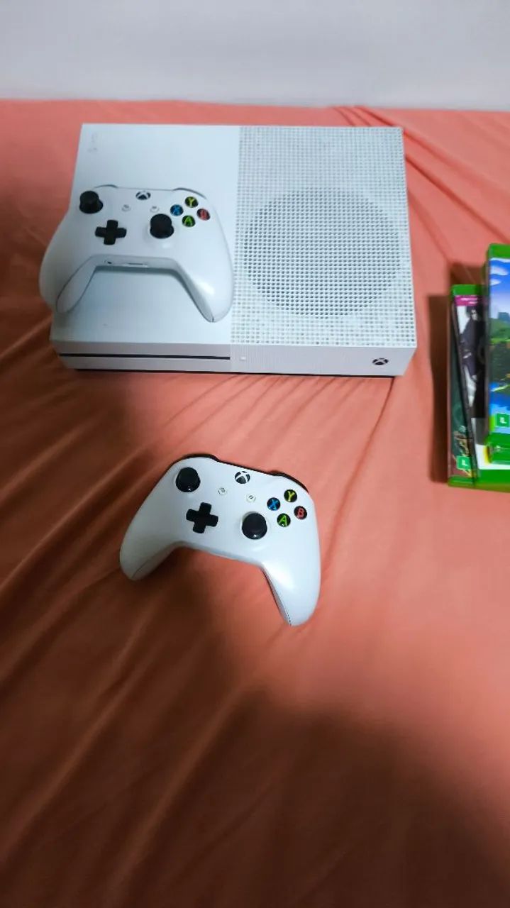 Xbox one s com 2 controles 1tb com vários jogos e  - Foto 2