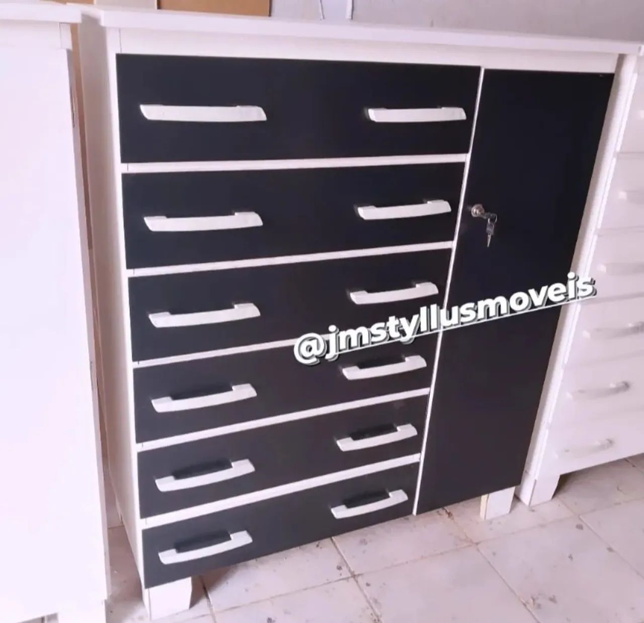 Cômoda moderna com gavetas e armário