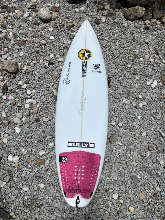 Prancha de surf feita em Bali 