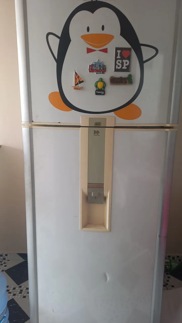 Geladeira Frost Free com Adesivo de Pinguim