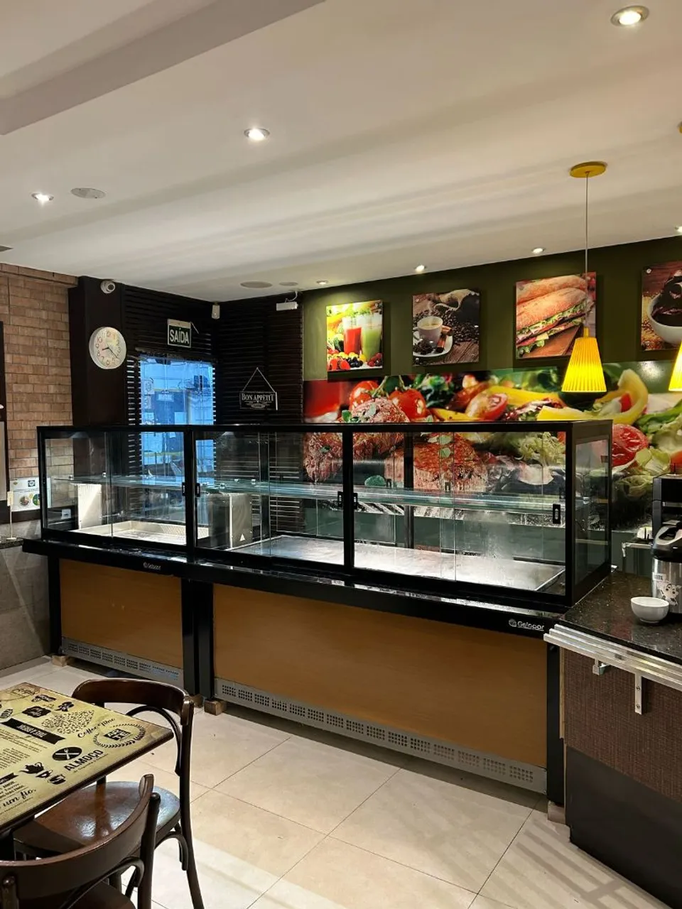 A. Buffet completo Gelopar quente, refrigerado