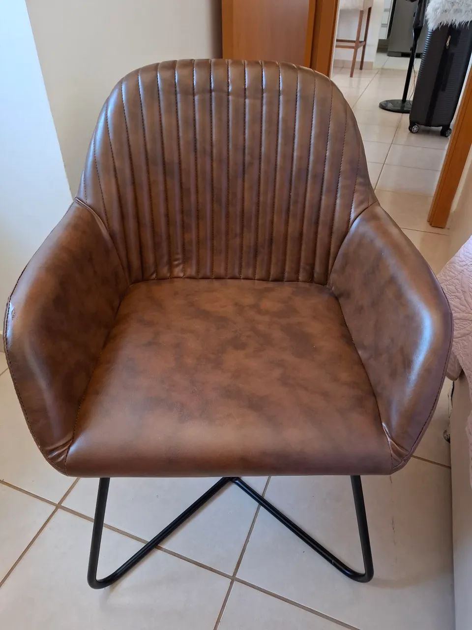 Poltrona de Couro Marrom com Base de Ferro