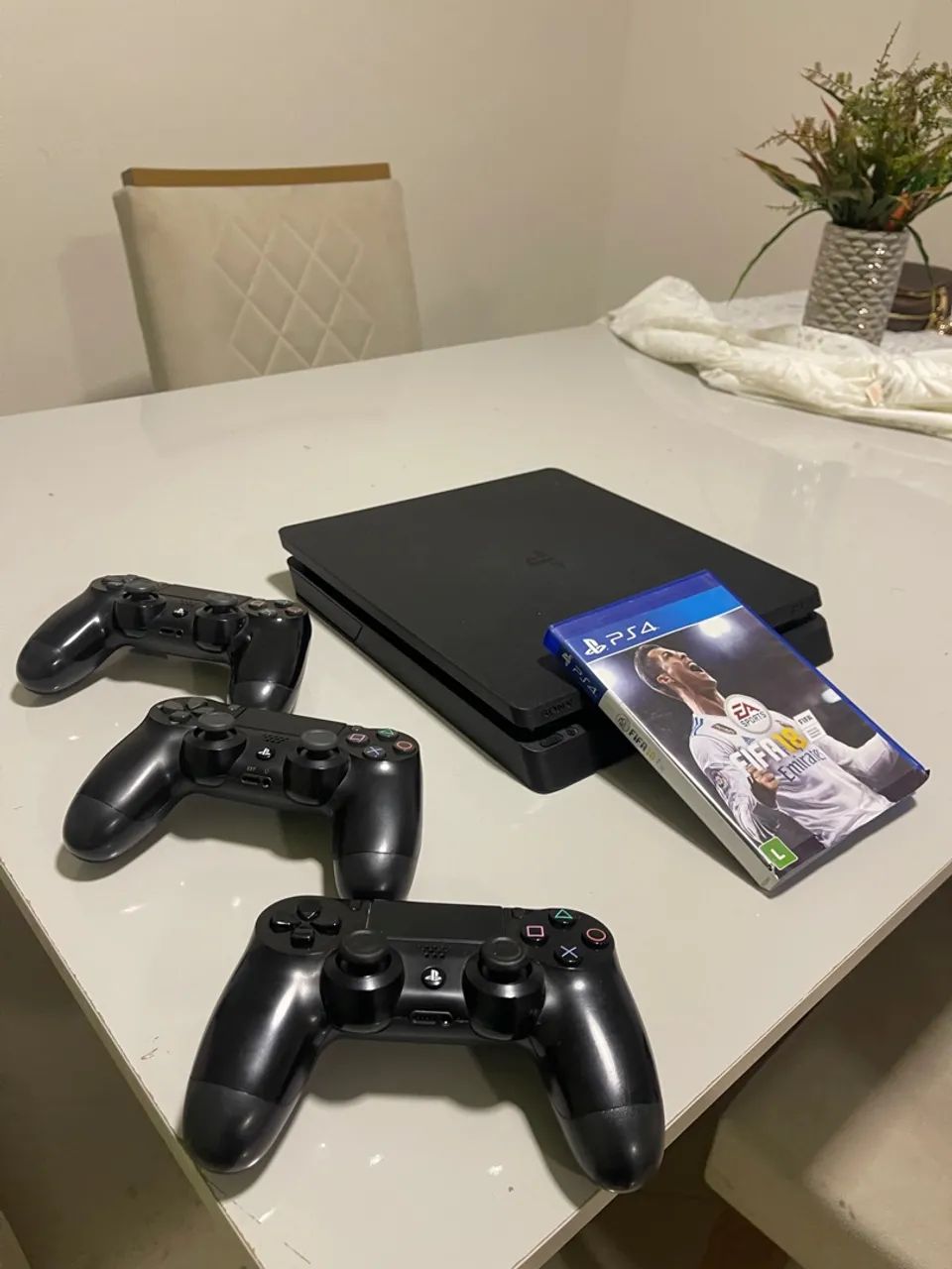 Playstation 4 slim com Jogo FIFA 18 e 3 controles
