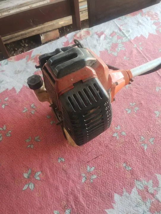 Motor de roçadeira a gasolina . muito tempo parada tem que mandar fazer uma revisão ela na