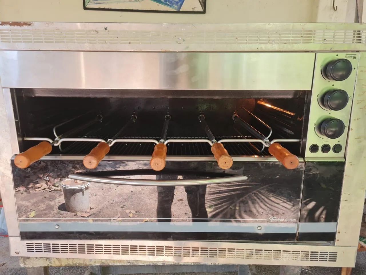 Vende se Churrasqueira a gás  com 5 espetos .