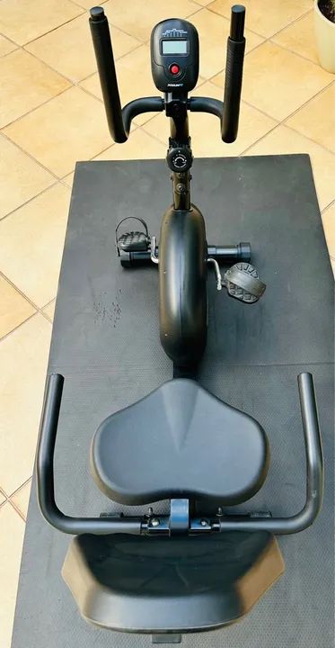 Bicicleta ergométrica horizontal PodiumFit H100 na cor preta